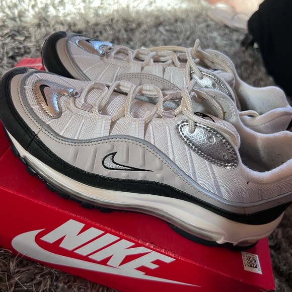 Woman’s Nike sneakers. - Picture 5 of 6